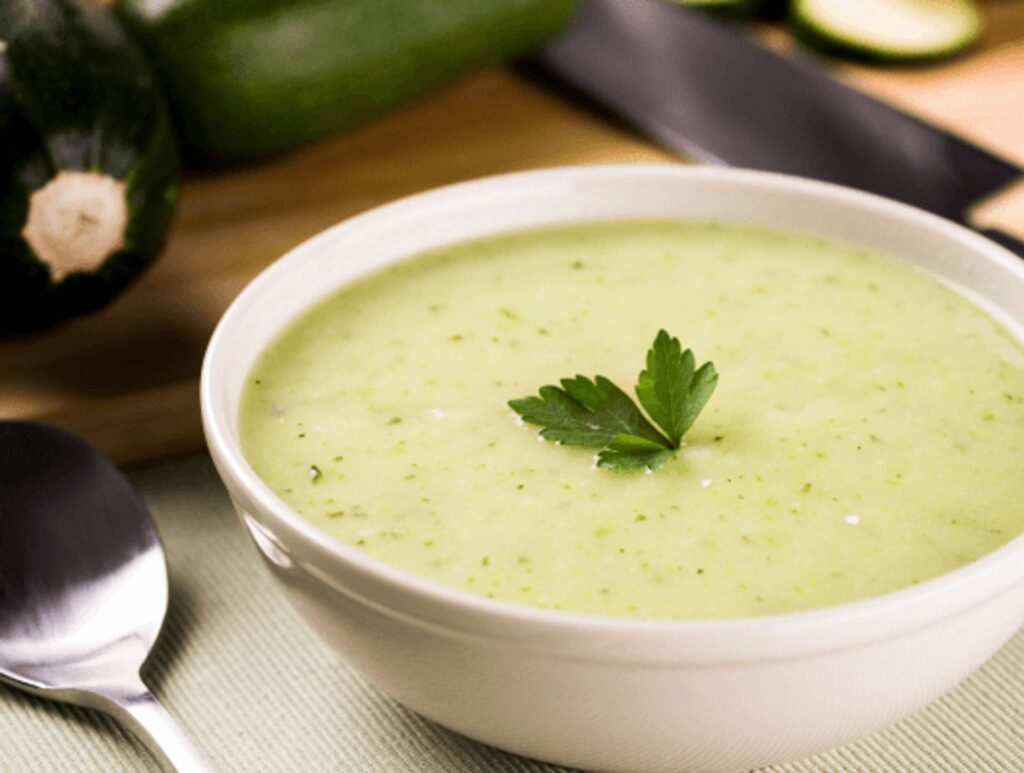 soupe glacée de courgettes à la menthe et yaourt végétal