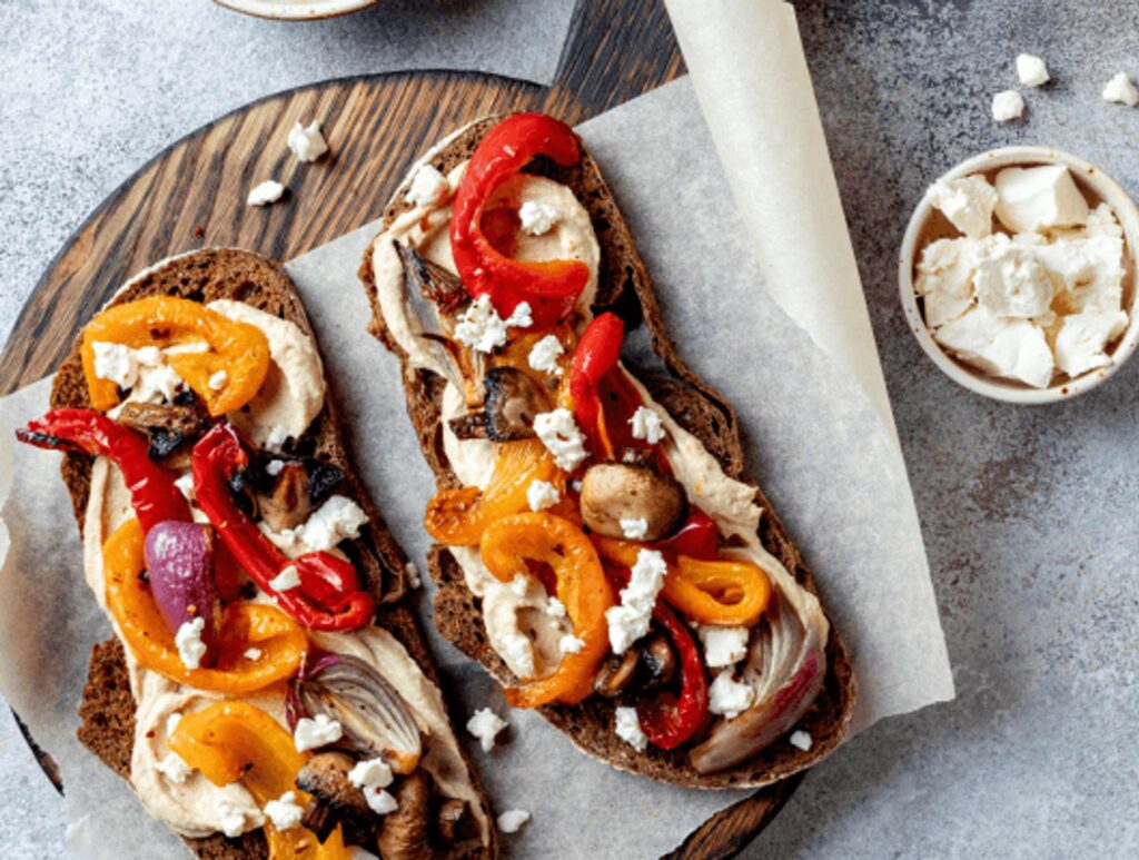 tartines printanières oeuf mollet houmous et légumes rotis
