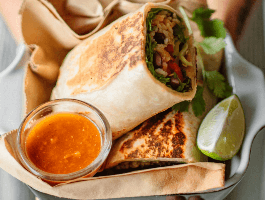 wrap cajun aux pois chiches croustillants et sauce yaourt citronnée