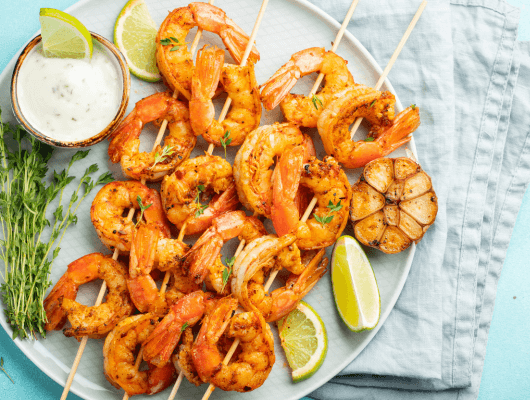 Brochettes à la plancha : 3 recettes faciles pour l’été (végé, poulet, crevettes)