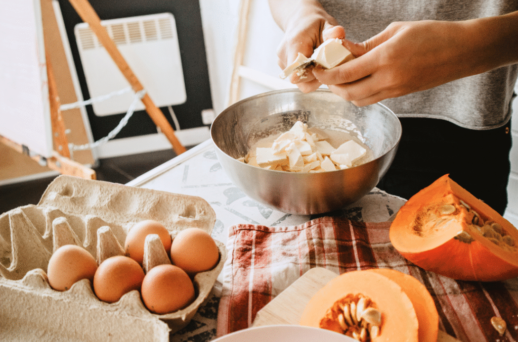 personne qui casse des oeufs dans un saladier