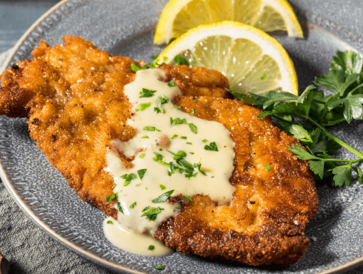 Le schnitzel d’aubergines est une alternative végétarienne gourmande au traditionnel schnitzel de viande. Croustillant à l’extérieur et fondant à l’intérieur, il se marie avec de nombreuses bases et sauces, pour un repas complet et réconfortant.