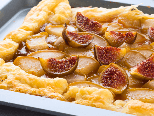 Cette tarte fine est un dessert léger et élégant, où les fruits sont mis en valeur par le sirop d’érable. Pas besoin de crème : le caramel naturel apporte douceur et gourmandise.