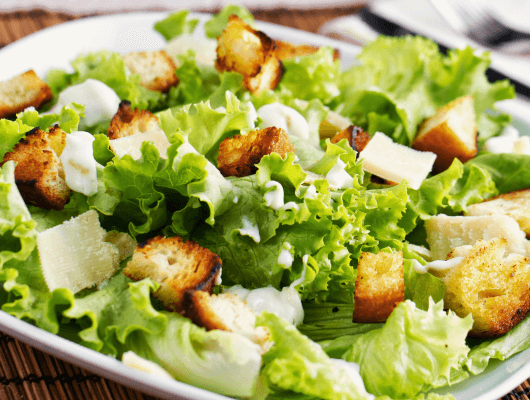 Une salade César revisitée pour les végétariens : croquante, gourmande et pleine de saveurs, avec des protéines végétales pour un repas complet.