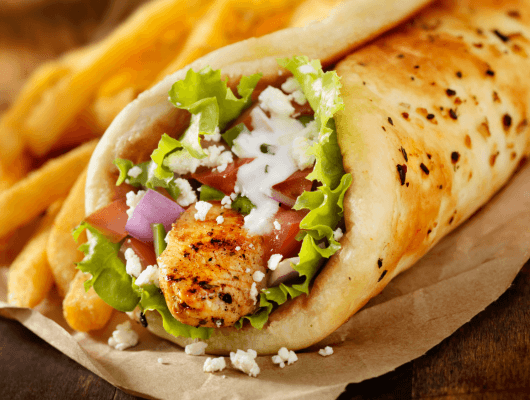 Le shawarma maison est une explosion de saveurs : poulet mariné, légumes croquants et sauce crémeuse pour un repas rapide mais ultra-gourmand.