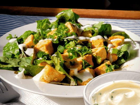 salade césar avec du tofu et de la sauce yaourt